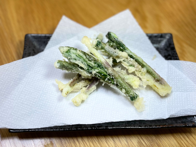 皿に盛りつけたキトビロの天ぷら
